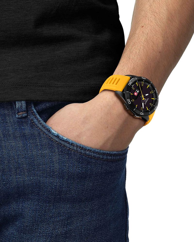 T153.420.47.051.06-yellow-wrist.jpg